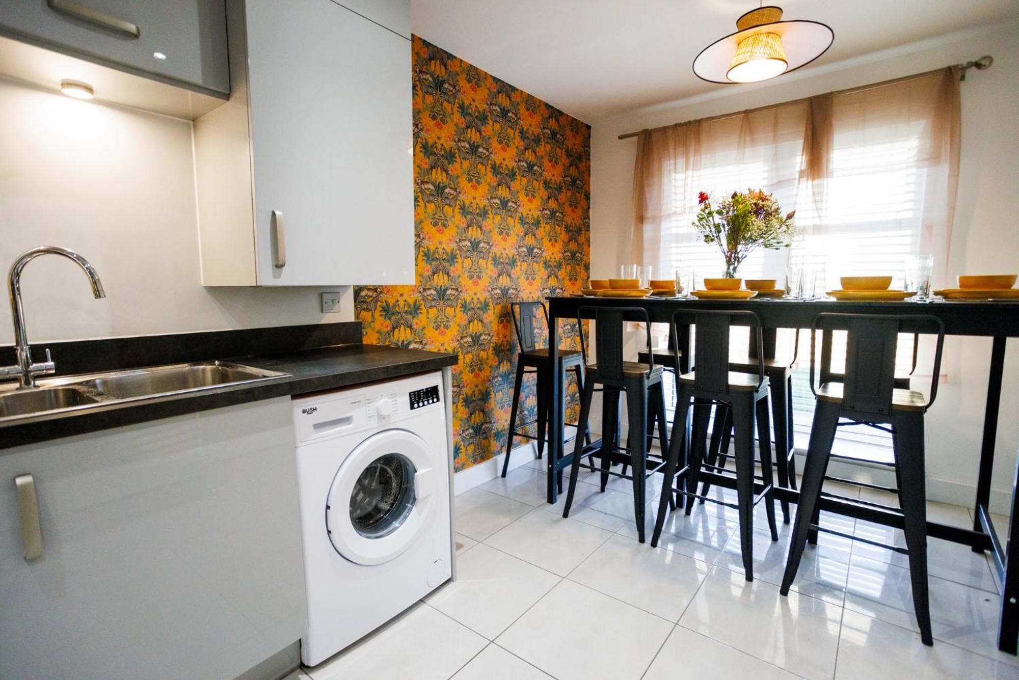 Luxury Celebrity Townhouse Etihad Stadium Coop Live Arena 2 Parking Sleep 10 Holiday home *