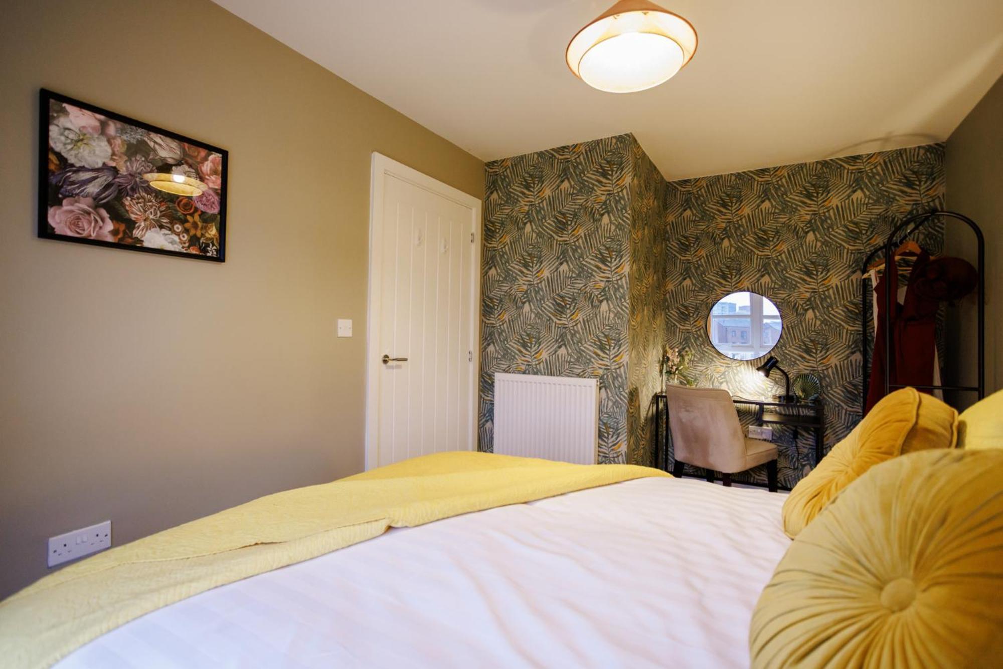 Holiday home Luxury Celebrity Townhouse Etihad Stadium Coop Live Arena 2 Parking Sleep 10 Manchester